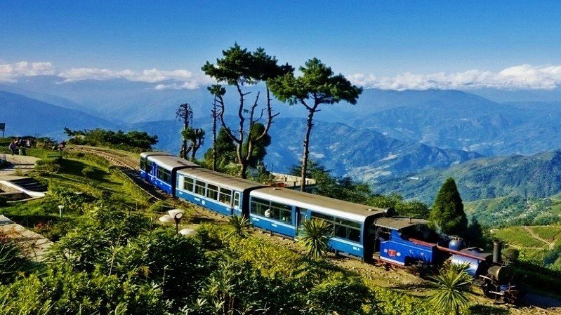 sandakphu phalut trek package